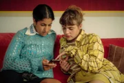 L-R: Carla (Banafshe Hourmazdi), Helene (Mala Emde)