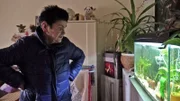 Rentnerin Regina liebt ihre Haustiere, neben Hund Mickey hat sie auch noch ein Aquarium. Doch wegen der Wasserqualität im Becken sorgt sie sich um ihre schuppigen Freunde.