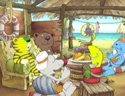 und das Abenteuer in der Südsee am Sonntag um 11:03 Uhr vom NDR im Ersten. Gut gestärkt überlegen Tiger, Bär, Antje und Schlüter, wie sie es schaffen könnten, die einsame Insel wieder zu verslassen.