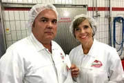 Annette Krause mit Metzger Ulrich Reichenbach, der sie in die Geheimnisse des echten Schwarzwälder Schinkens einweiht.