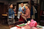Sebastian möchte die Wogen zwischen Lioba und Jenny glätten und hat die beiden in den Löwen eingeladen. v.li.: Jenny (Julia Obst), Tu (Maverick Quek), Lioba (Lisbeth Felder)