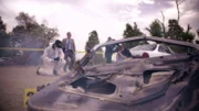 Untersuchung an einem Tatort, an dem das Auto in die Luft gesprengt wurde