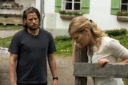 Emilie Hofer (Stefanie von Poser, r.) ist geschockt, als sie von Markus Kofler (Sebastian Ströbel, l.) erfährt, dass ihr Mann Tobias wahrscheinlich tot ist. Sein Rucksack wurde in einer Gerölllawine gefunden.