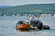 Nele (Floriane Daniel, l.) und Julia (Wendy Güntensperger, r.) inspizieren ein Ruderboot, das unbemannt auf dem Bodensee treibt und finden eine Leiche.