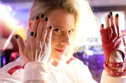"Fraktus"-Konzert im Gasthof Aubach - Sophie Haas (Caroline Peters) freut sich auf eine wilde Party.