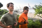 Henning (Uwe Fellensiek, r.) versucht beim Joggen mit Mattes (Matthias Schloo, l.) mitzuhalten.