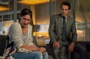 Die schwer angeschlagene Linda Kuhn (Marie Leuenberger) ist gegenüber Oliver Radek (Hans-Werner Meyer) in großer Sorge, weil ihre 17-jährige Tochter verschwunden ist.
