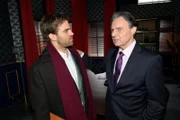 Gerner (Wolfgang Bahro, r.) will Julian (Onno Buß) zu mehr Macht verhelfen.