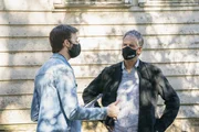 Sebastian Lund (Rob Kerkovich, l.); Dwayne Pride (Scott Bakula, r.)