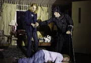 Als Catherine (Marg Helgenberger, l.) und Doc Robbins (Robert David Hall) die Wohnung der Mutter eines Mordopfers betreten, wird Catherine von Darla Kelly (Caryn Mower) angegriffen und gebissen, bevor diese tot auf dem Boden zusammensackt...