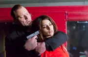Rainer Gaissert (Marko Dyrlich, l.) bedroht Betti Schröder (Nadia Hilker, r.) mit der Waffe.