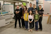 Die Teilnehmer der Erfinder-Challenge: Erfinder Peter Strunk, Experte Hans-Georg Torkel vom Deutschen Erfinderverband, Erfinderin Katja Hardenfels, die Schüler und Jury-Mitglieder Konstantin, Miriam und Carolina sowie "PUR+"-Moderator Eric Mayer und die Zwillinge, die unter den Namen "The Real Life Guys" Internetvideos produzieren.