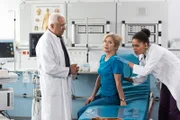 Vivi diagnostiziert bei Doris Weber eine gebrochene Rippe. V.l.n.r. Harald Loosen (Robert Giggenbach), Doris Weber (Marita Breuer), Vivienne Kling (Jane Chirwa).