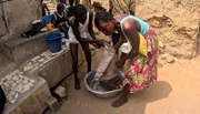 Recherchen auf dem Fischmarkt in Ghana: Reporter Michael Nieberg kommt mit Händlerinnen ins Gespräch - auf der Suche nach illegal angebotenem Delfinfleisch. Dies gibt es hier an der Küste überall zu kaufen.