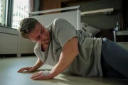 Phillips (Eric Cordes) Versuch, gegen den Rat der Ärztin zu laufen, geht schief.