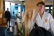 Lennox (Leif Lunburg) wird von Ben (Jörg Rohde, hinten l.) erwischt.