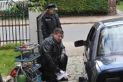 Hans (Bruno F. Apitz) untersucht im Beisein von Franzi (Rhea Harder) den Wagen, unter dem Marco Vogel eingequetscht worden ist.