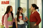 Die strenge Frau Huber (Rana Farahani, rechts) fordert Milli (Marie Ngando Schröter, links) und Châu (Ngoc Nhi Ha Tran, Mitte) auf, sich schnell auf den Weg zur Musik-AG zu machen.