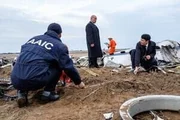 Der leitende Ermittler (gespielt von Von Flores) und ein weiterer Ermittler (gespielt von James Chung) untersuchen mit Hilfe von Bergungsarbeitern und AAIC-Agenten (gespielt von Schauspielern im Hintergrund) die tiefe Narbe im Boden, die durch den Aufprall von China-Airlines-Flug 140 hinterlassen wurde.