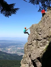 Annette Kraus besteigt den Kandelgipfel. Dies ist der Hausberg des Glottertals.