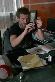 Der 16-jährige Adam leidet an Herzrhythmusstörungen. Dr. Gregory House (Hugh Laurie) macht aber noch eine andere interessante Entdeckung bezüglich des Patienten.