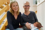 Hin und weg Schweizer Liebesgeschichten aus aller Welt Staffel 8 Folge 1 Anne und Chris freuen sich mit Eddy auf ihre Rückkehr in die Dominikanische Republik.