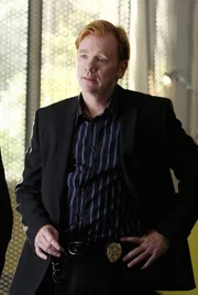Horatio (David Caruso) will mit Hilfe seines CSI-Kollegen aus Las Vegas den Fall der vermissten Ashley Tanner aufklären.