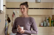 Anna Streich (Katrin Röver, l.) ist am Ende ihrer Kräfte. Die Frau ist zunehmend überfordert mit der Pflege ihrer demenzkranken Mutter.
