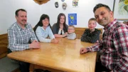 Experte Mauro Corradino (re.) mit Reinhard (li.), Monika (2.v.li.), Monikas Tochter Jasmin mit Mika und Adrian