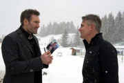 Sportmanager und Ex-Skiprofi Timo Danner (Ben Braun, l.) fängt Michael (Robert Lohr, r.) ab und ist auffällig an den Geschehnissen am Berg und dem Dopingverdacht im Team der Biathletinnen interessiert.