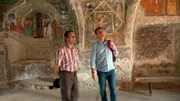 Stefan Pinnow (l) und Dan Ilica-Popescu, Kirchenführer der Kirchenburg Honigberg (rum.Harman), in der Kapelle des östlichen Turms der Kirchenburg, mit Wandmalereien aus dem 15. Jahrhundert.