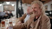 Nach einem langen Drehtag in Kulmbach gibt es Für Thomas Gottschalk zum Feierabend ein Bierchen mit alten Freunden. Weiteres Bildmaterial finden Sie unter www.br-foto.de.