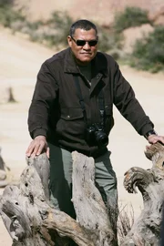 Dr. Raymond Langston (Laurence Fishburne) untersucht in der Wüste den Tod eines Mannes, der offensichtlich ohne äußere Einwirkung gestorben ist. Näheres wird jedoch die Obduktion zeigen.