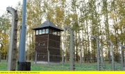 Vor 80 Jahren, am 27.01.1945, hat die Rote Armee das Konzentrationslager Auschwitz befreit. Die Nazis ermorden dort mindestens 1,1 Millionen Menschen. Die Zahl der Zeitzeuginnen und Zeitzeugen schwindet von Jahr zu Jahr. Julia Riedhammer und Christine Thalmann haben sich von Überlebenden des Holocausts in Krakau, Berlin, Paris, Tel Aviv und Jerusalem ihre Schicksale erzählen lassen. - Wachturm des Vernichtungslagers Auschwitz-Birkenau.