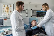 Elias erklärt Dr. Moreau den Unfallhergang von Patient Konrad Peters und das weitere Vorgehen. V.l.n.r. Elias Bähr (Stefan Ruppe), Konrad Peters (Maximilian Dirr), Dr. Matteo Moreau (Mike Adler).