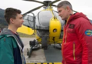 Leon (Tim Marco Rietz, l.) sucht das Gespräch mit seinem Vater Michael (Robert Lohr, r.). Doch das muss nun erst einmal warten, denn Michael muss zu einem Einsatz.