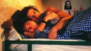 Als Susanne (Cheryl Shepard, vorne) sich eines nachts einsam fühlt und über Thomas' Tod verzweifelt, tröstet Walter (Katy Karrenbauer) sie. Beide kommen sich körperlich näher...