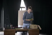 Was hat Jannis (Maximilian Scharr) mit den Wahlzetteln vor?