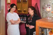 Nuray (Lilay Huser, r.) glaubt erleichtert, dass sich ihre Probleme in Luft aufgelöst haben. Links Esma (Özge Delioglan)
