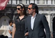Commissario Brunetti (Uwe Kockisch) und Signorina Elettra (Annett Renneberg) ermitteln gemeinsam gegen eine illegale Adoptionsagentur.