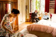 Der "Arztbesuch" von Dr. Holzapfel (Falk Rockstroh) bei Waltraud (Hedi Kriegeskotte) entpuppt sich als Kaffeeklatsch mit Schnelldiagnose und als Demütigung für Magda (Verena Altenberger), die sich dessen abwertenden Bemerkungen über ungelerntes Pflegepersonal gefallen lassen muss.