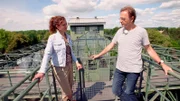 Mit dem Kabarettisten Fritz Eckenga (rechts) wird der Besuch des ehemaligen Schiffshebewerks Henrichenburg in Waltrop für Anne Willmes zu einer amüsanten Geschichtsstunde.