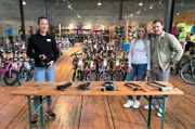 Welches Fahrradschloss passt zu den neuen Rädern? Fachverkäuferin Lisa-Marie Kraus (li.) führt durch den Schlösser-Dschungel.