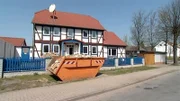 Steffi und Lucas wollen raus aus ihrer Wohnung und machen sich auf die Suche nach einem Schnäppchenhaus...