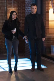 Mel Vera (Melonie Diaz, l.); Harry Greenwood (Rupert Evans, r.)