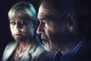 Gunnar (Per Mattsson) und Mirja Fredlund (Nina Gunke) wollen eine Privatuniversität gründen – verdächtig klingt das noch nicht.