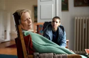 Kommissarin Nina Weiss (Julia E. Lenska, r.) vernimmt die Mordzeugin Hermine Streich (Claudia Rieschel, l.). Doch die demenzkranke Frau kann sich nur bruchstückhaft daran erinnern, was sie beobachtet hat