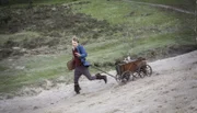 Hans ist mit seinem getauschten Schwein im Bollerwagen im Glück.