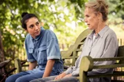 Bahar (Lara Chedraoui, li.) sucht das Gespräch mit Barbara (Juliane Köhler, re.).