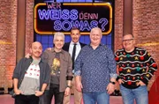 Moderator Kai Pflaume (M.) und seine Rateteam-Kapitäne Bernhard Hoëcker (l.) und Elton (r.) begrüßen in dieser Sendung den Komiker Michael Mittermeier (2.v.l.) und den Komiker, Schauspieler und Synchronsprecher Markus Maria Profitlich (2.v.r.).